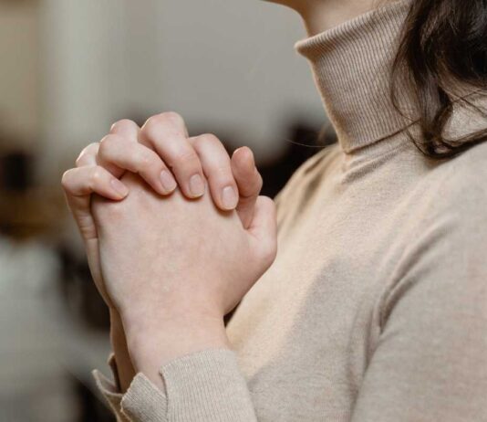 Fé e Perseverança: Lições da Mulher do Fluxo de Sangue esboço de mensagem fluxo de sangue