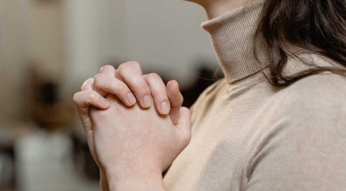 Fé e Perseverança: Lições da Mulher do Fluxo de Sangue esboço de mensagem fluxo de sangue